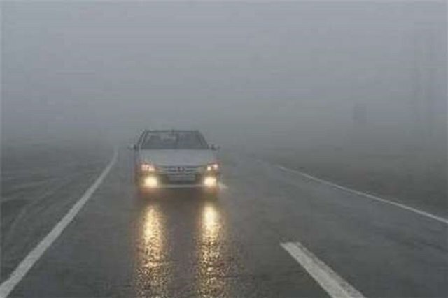 بارش برف و باران موجب لغزندگی بیشتر جاده‌های خراسان رضوی شده
است