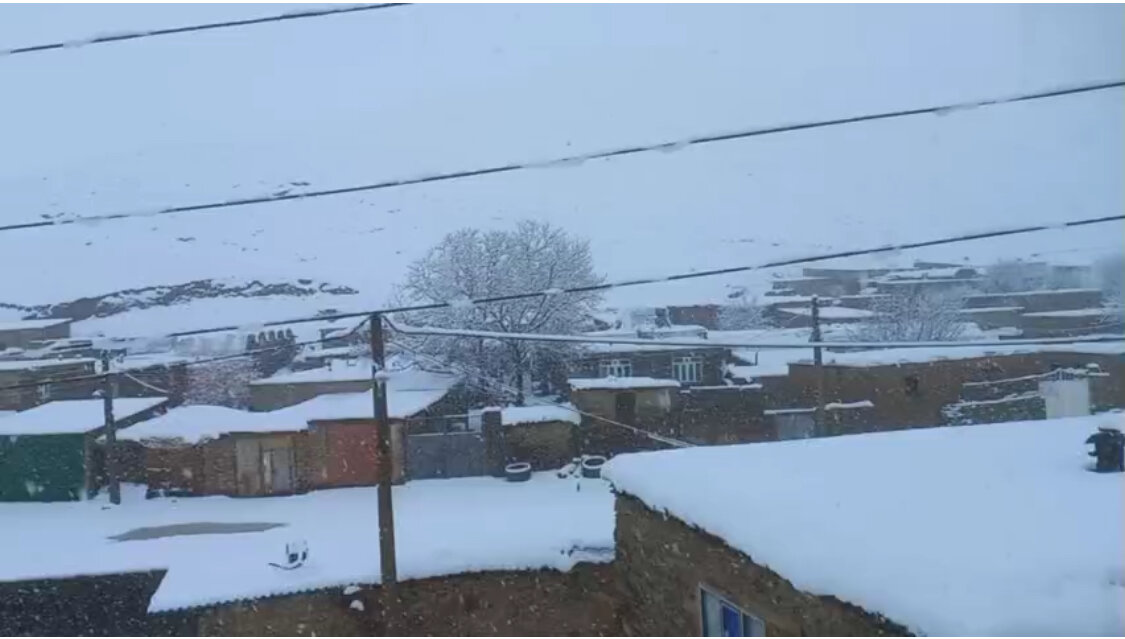 بارش سنگین اولین برف پاییزی در روستای آغوتمان بوکان