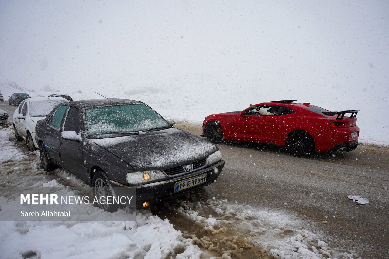 بارش سنگین برف در جاده‌های کوهستانی سمنان؛ محور دامغان-گلوگاه مسدود شد