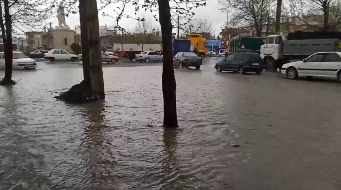 بارش شدید باران موجب آبگرفتگی معابر در پیرانشهر شد