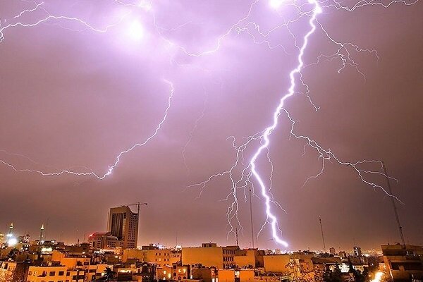 بارش شدید باران و رعد و برق شبانه در ارومیه