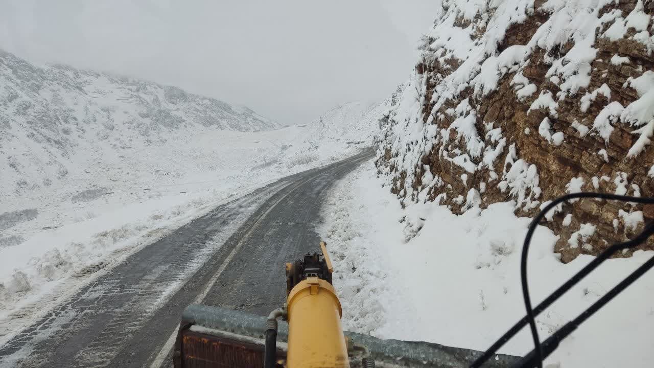بارش ۲۰ سانتیمتری برف در گردنه ژالانه