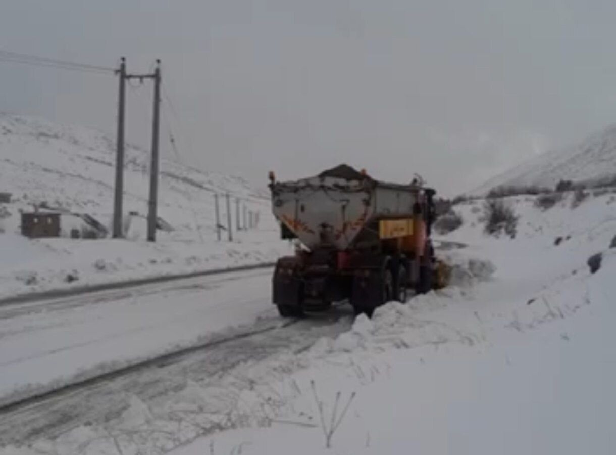 بارش ۳۰ سانتی‌متری برف در محور سروآباد-کامیاران