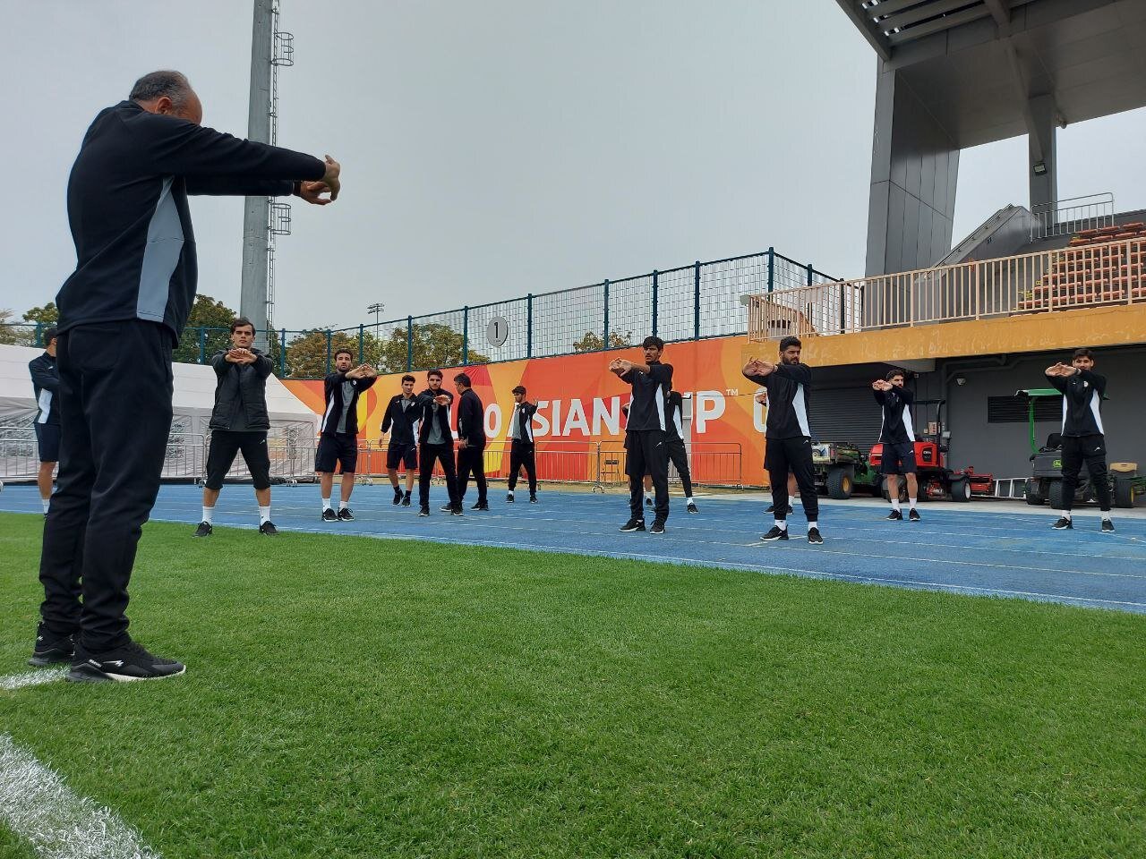 بازدید تیم فوتبال جوانان ایران از ورزشگاه میزبان بازی با یمن