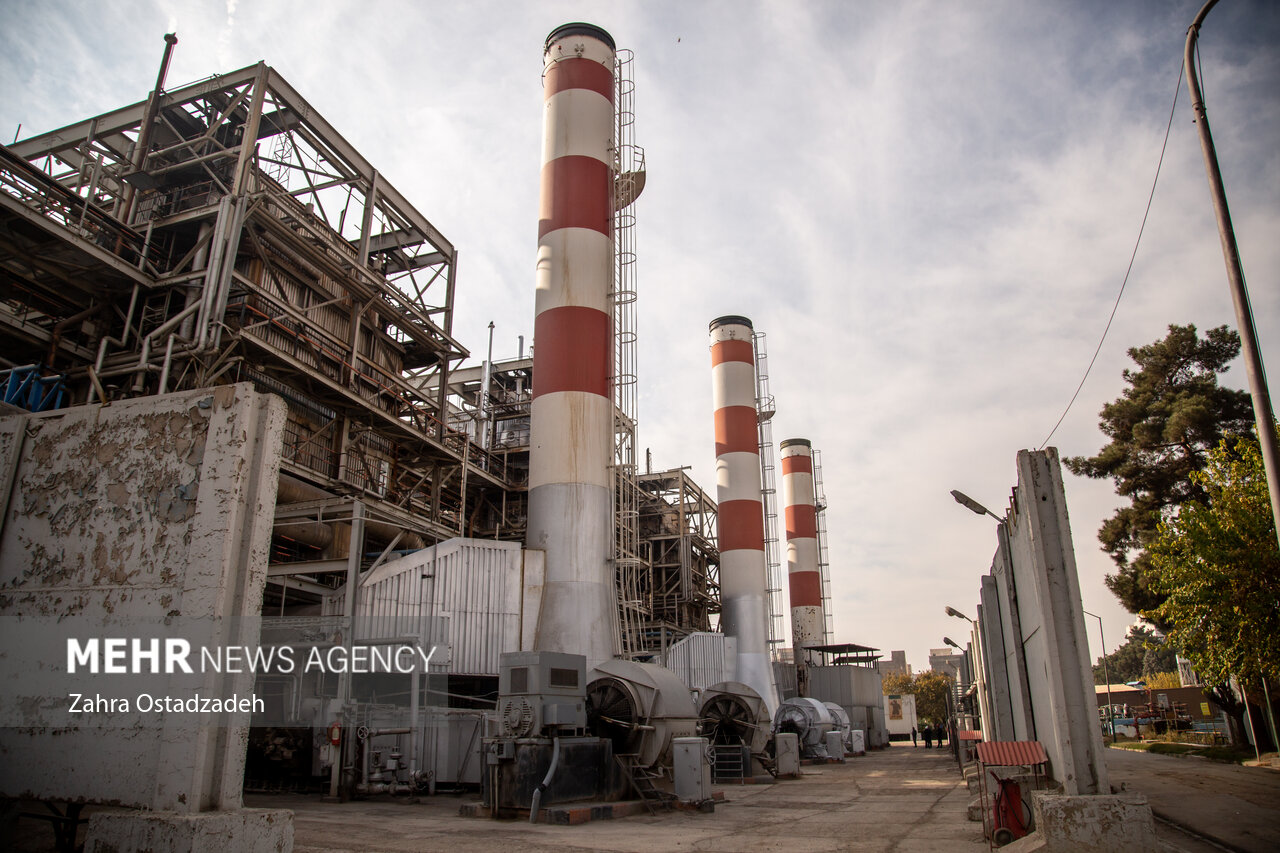 بازدید خبرنگاران از مرکز پایش آلودگی هوا و نیروگاه بعثت