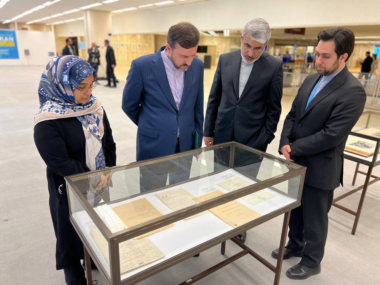 بازدید غریب آبادی از نمایشگاه ایران و یکصد سال چندجانبهگرایی