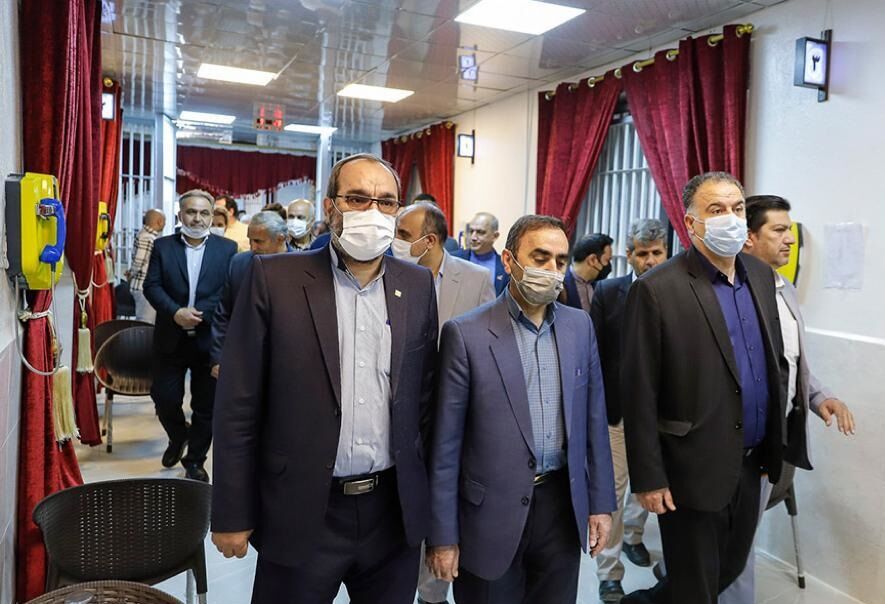 بازدید مسئولان و خیران از ندامتگاه تهران / ۷ زندانی بدهکار آزاد شدند
