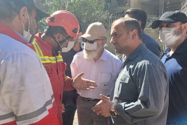 بازدید چمران از عملیات آواربرداری در حمله دشمن صهیونیستی به تهران