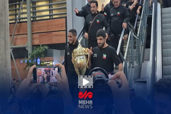 بازگشت تیم ملی کشتی آزاد با جام قهرمانی جهان