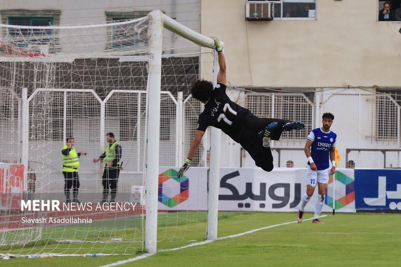 بازی استقلال و استقلال خوزستان متوقف شد/ از سرگیری مجدد