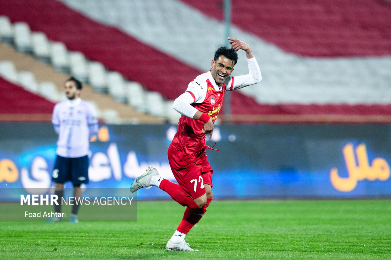 بازی تیم‌های فوتبال پرسپولیس و تراکتور