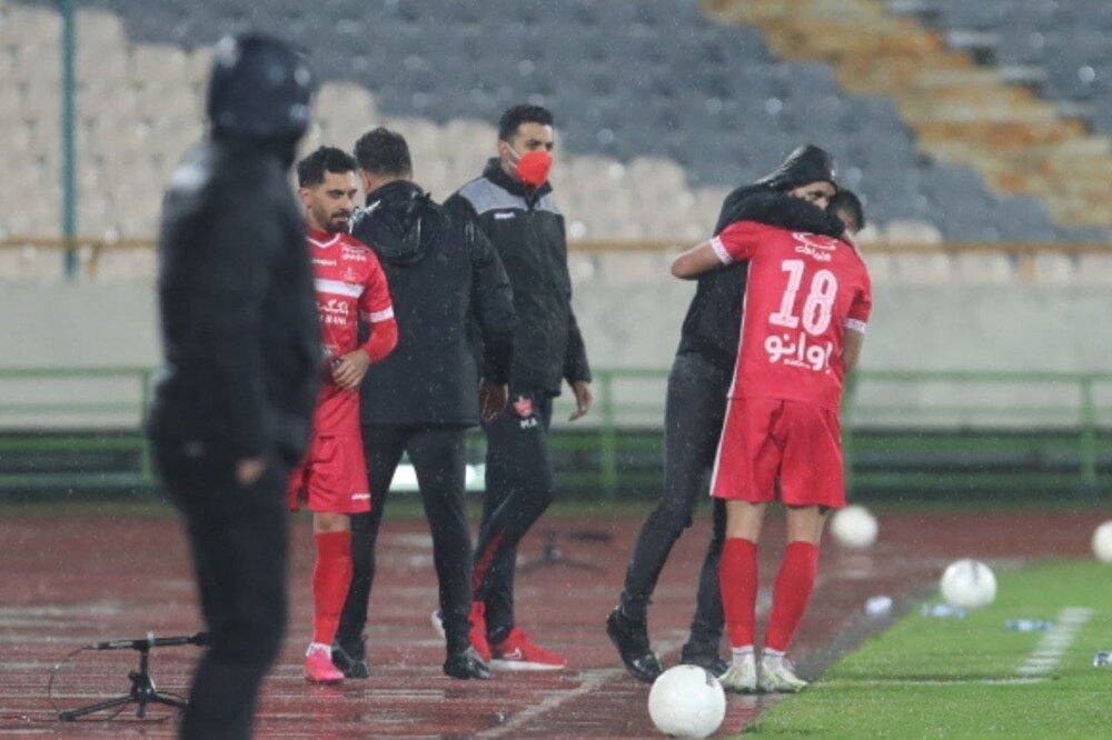 بازی پرسپولیس تحت تاثیر بارش شدید باران/ بازگشت چند مصدوم به بازی