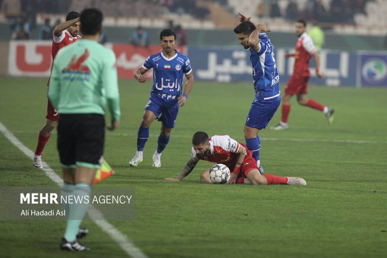 بازیکن استقلال باید اخراج میشد/ قضاوت داور ضعیف و پراشتباه بود