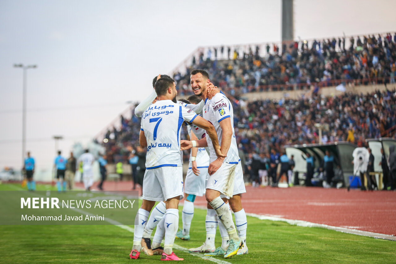 بازیکنان استقلال برای ثبت قرارداد مربیان آستین بالا میزنند