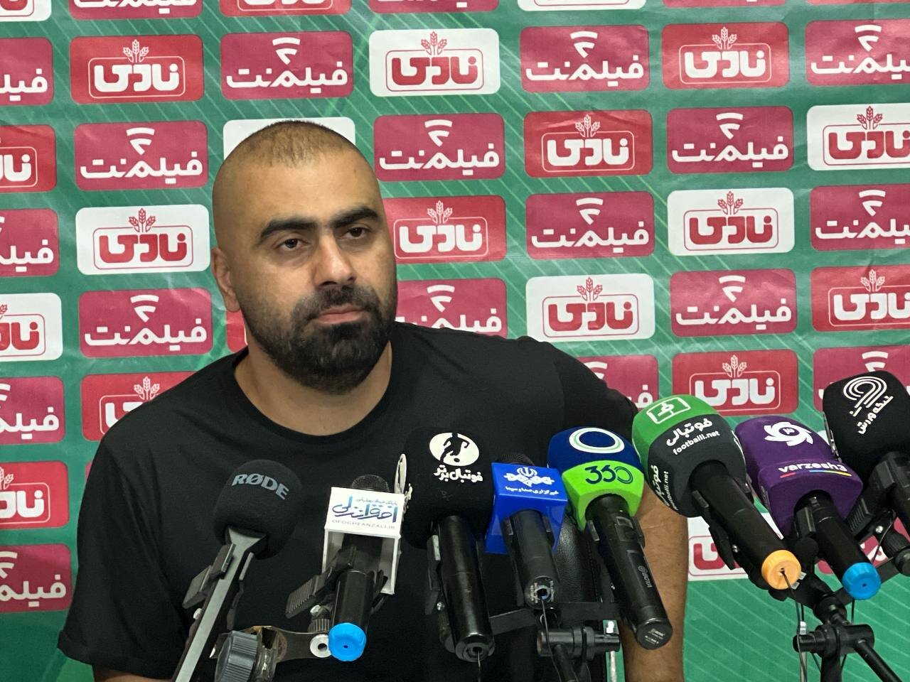 بازیکنان ملوان بدون دریافت یک ریال با جان و دل بازی می
کنند