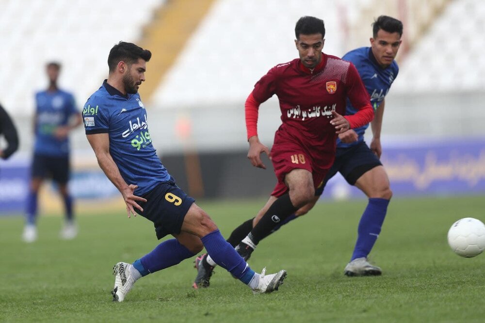 بازیکنی که در مرکز زمین استقلال کامل می شود