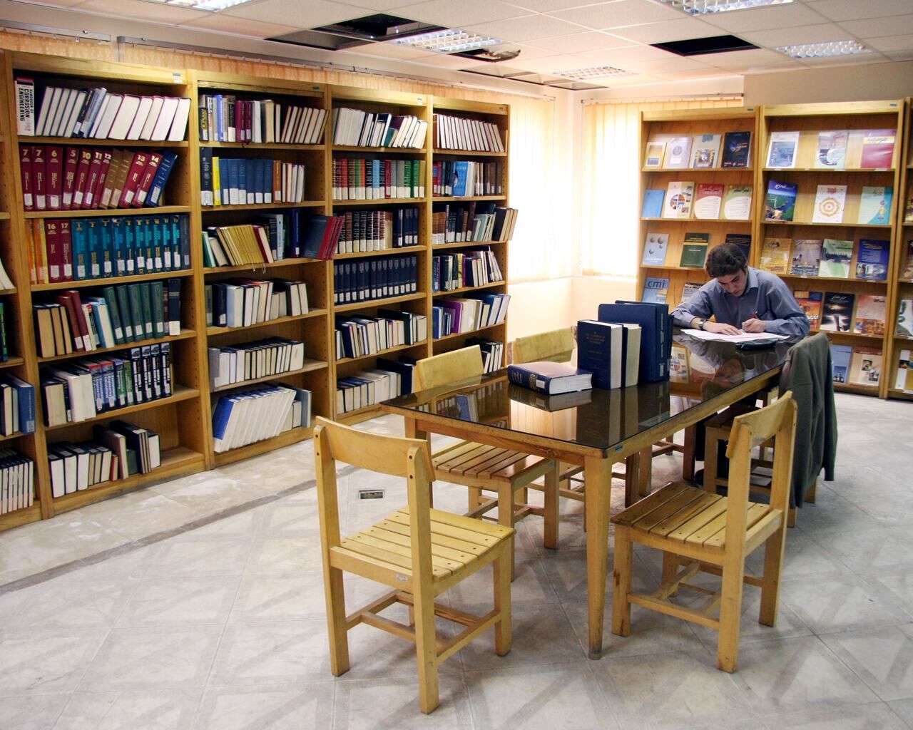 باستان‌شناس کُرد ۵۰۰ جلد کتاب به بنیاد ایرانشناسی کردستان هدیه کرد
