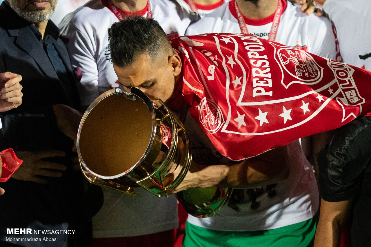 باشگاه پرسپولیس منتظر گزارش پیروانی/ برخورد با دروازه‌بان خاطی