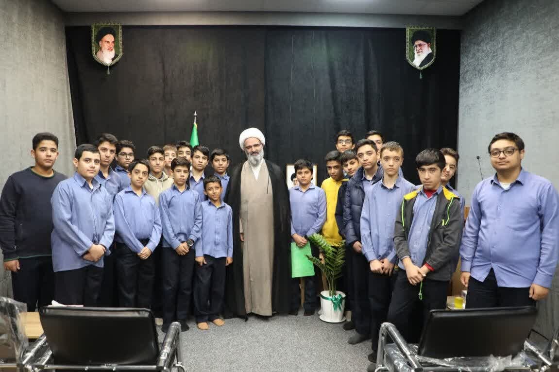 بالندگی نوجوان در گرو نزدیکی به خدا؛ نماز جماعت در مدارس ترویج شود