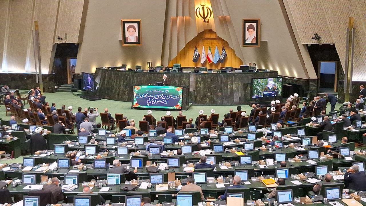 باید با روحیه جهادی مشکلات راحل کنیم/وقت نداریم به حواشی بپردازیم
