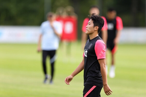 بحران کرونا دامن حریف ایران را هم گرفت/ سومین بازیکن کُره خط خورد