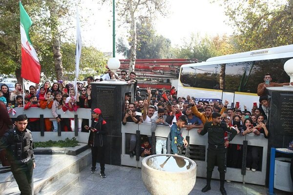 بدرقه پرسپولیسی‌ها به سمت ورزشگاه/ چمن نقش جهان مثل آزادی
شد