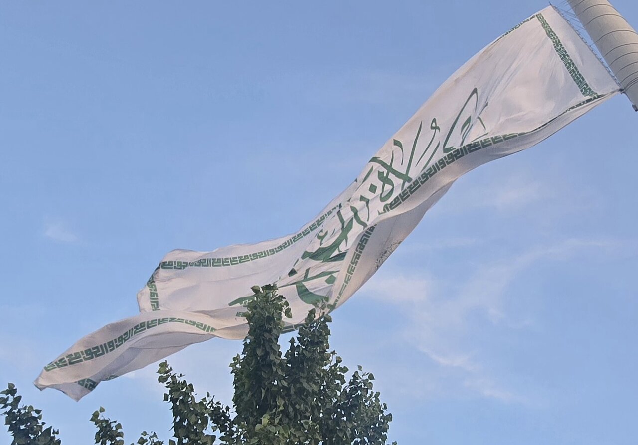 برافراشته شدن بزرگ‌ترین پرچم علوی بر فراز پایتخت هم‌زمان با عید غدیر