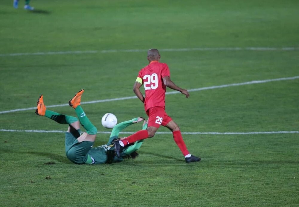 برتری فولاد مقابل پیکان در نیمه نخست با گل دقیقه ۴۵