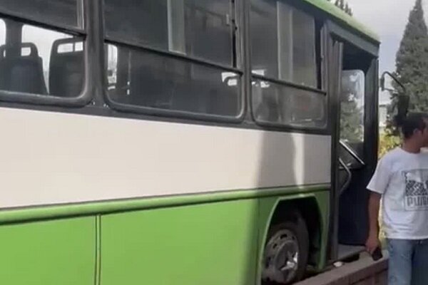 برخورد اتوبوس شهری با ۹ وسیله نقلیه به دلیل رفتار خطرناک یک جوان