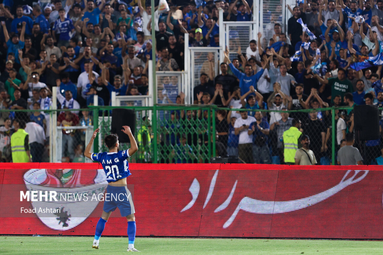 برخورد استقلال با لیدری که به هواداران توهین کرد + عکس