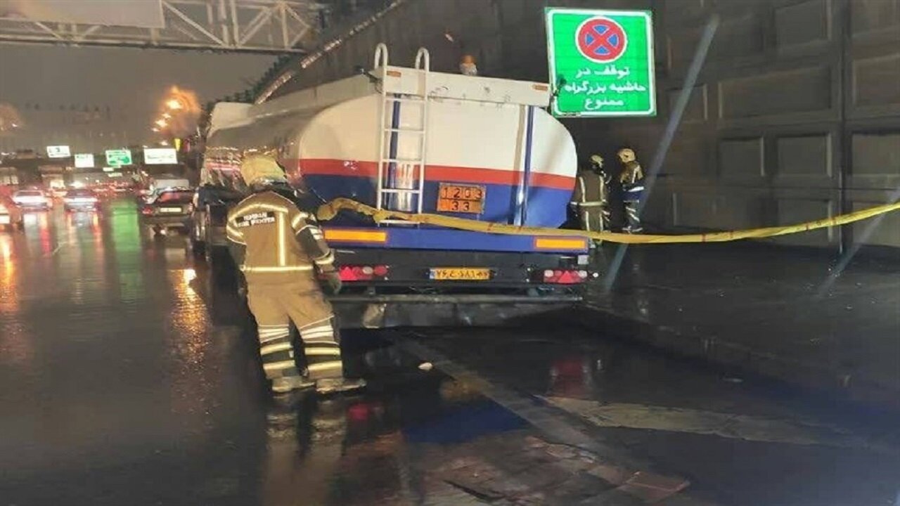 برخورد تانکر سوخت با ۵ دستگاه خودرو در بزرگراه امام علی(ع)