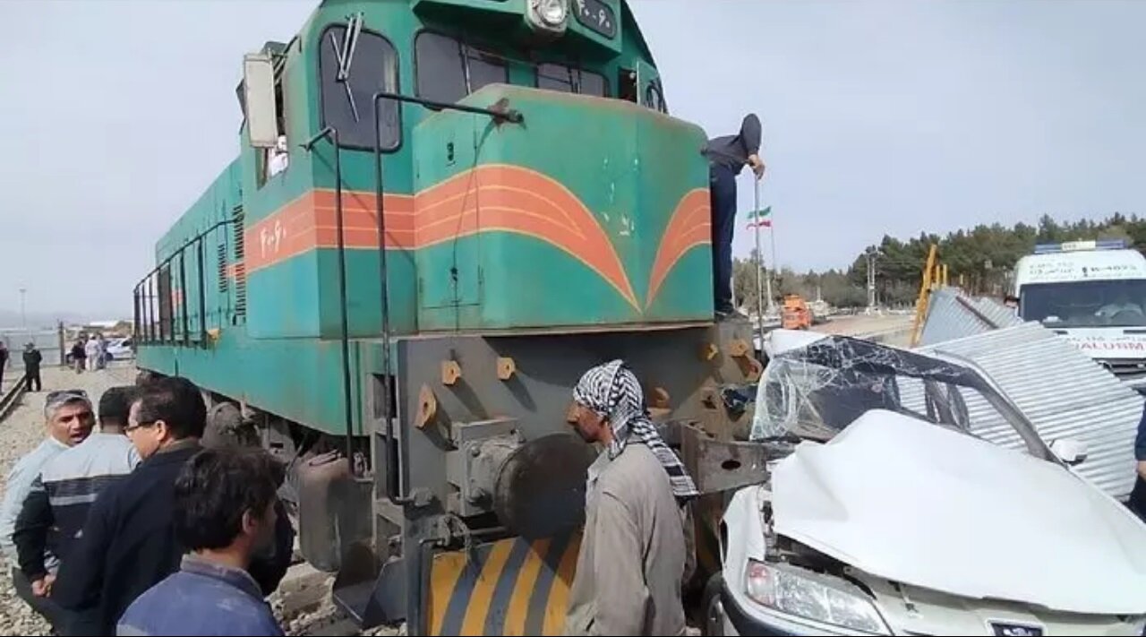 برخورد لوکوموتیو راه آهن زاهدان با خودروی سواری