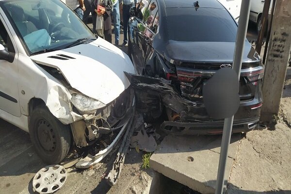 برخورد کامیون با ۱۵ خودروی سواری در غرب تهران