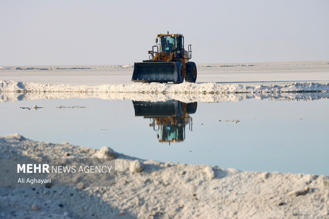 برداشت نمک از دریاچه ارومیه