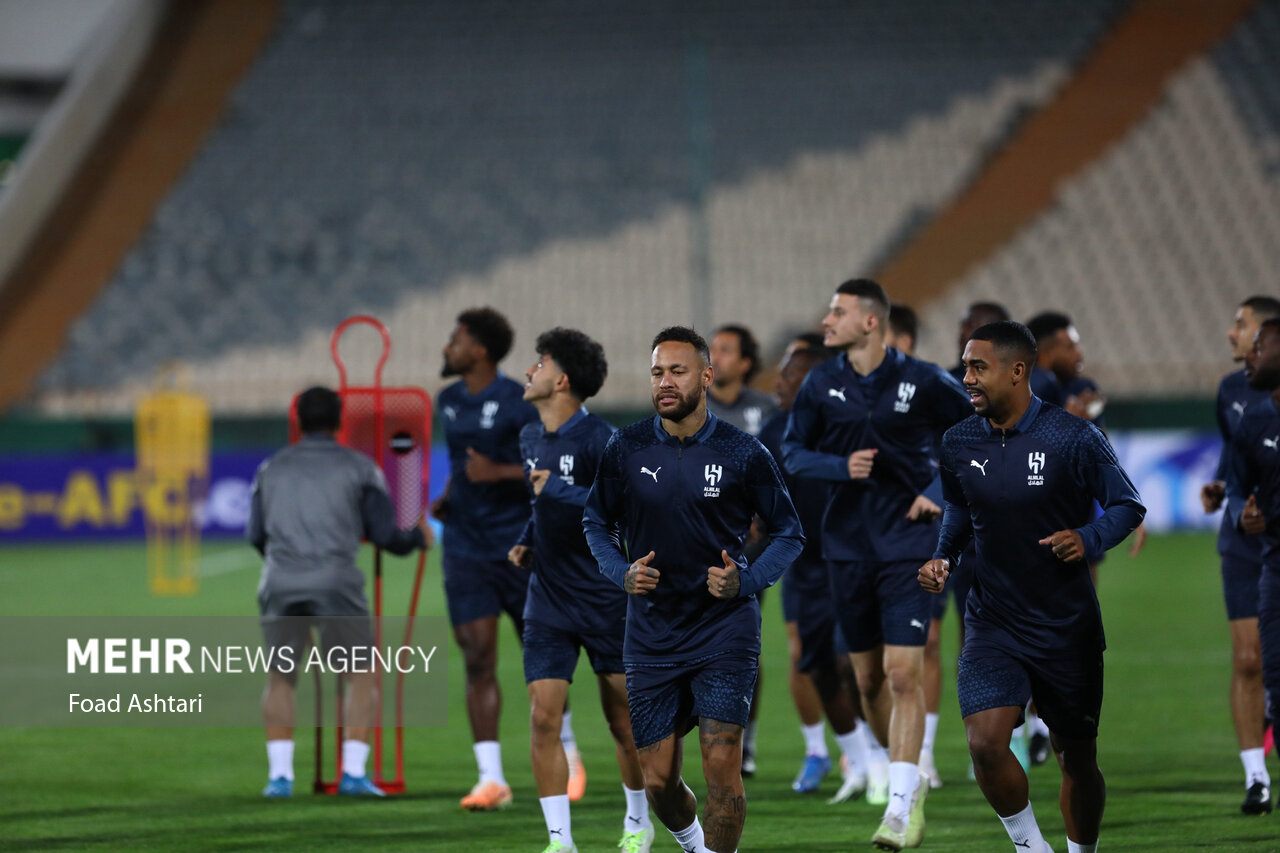 بررسی چمن ورزشگاه آزادی توسط «نیمار»!