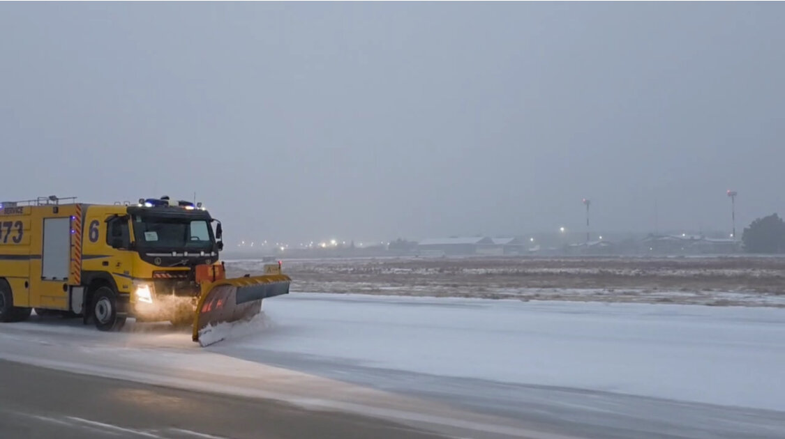 برف روبی باند فرودگاه ارومیه برای پرواز