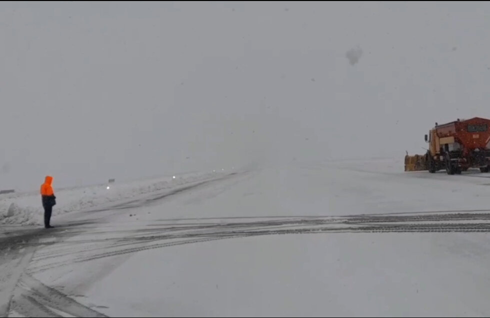 برف روبی باند فرودگاه خوی