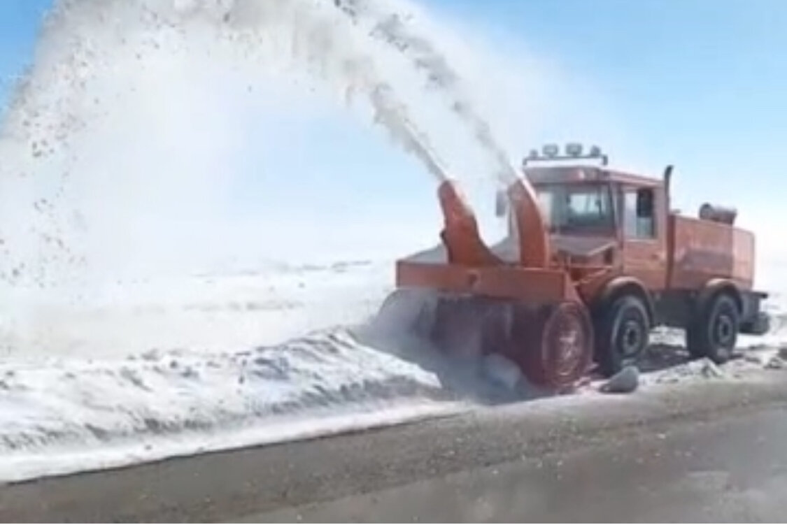 برف روبی محورهای مواصلاتی تکاب تداوم دارد