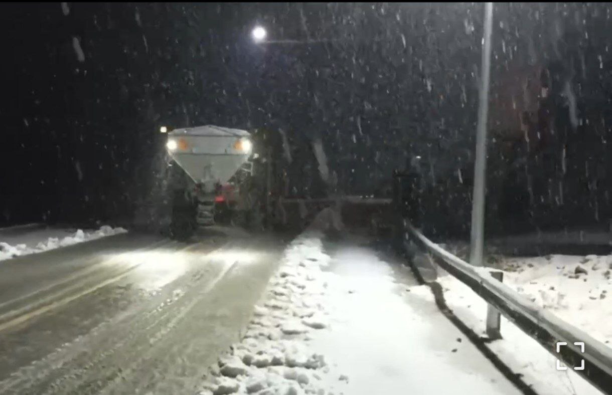 برف روبی و نمک پاشی محدوده گردنه ژالانه به همت راهداران سروآباد