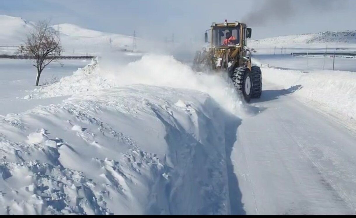 برفروبی محدوده زرینه اوباتو و محور دیواندره- سقز توسط راهداران
