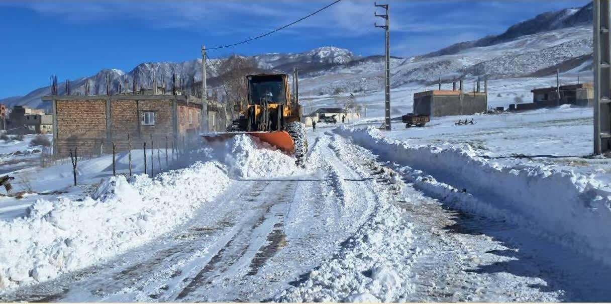 برفروبی و نمک پاشی محورهای مواصلاتی بیجار توسط راهداران