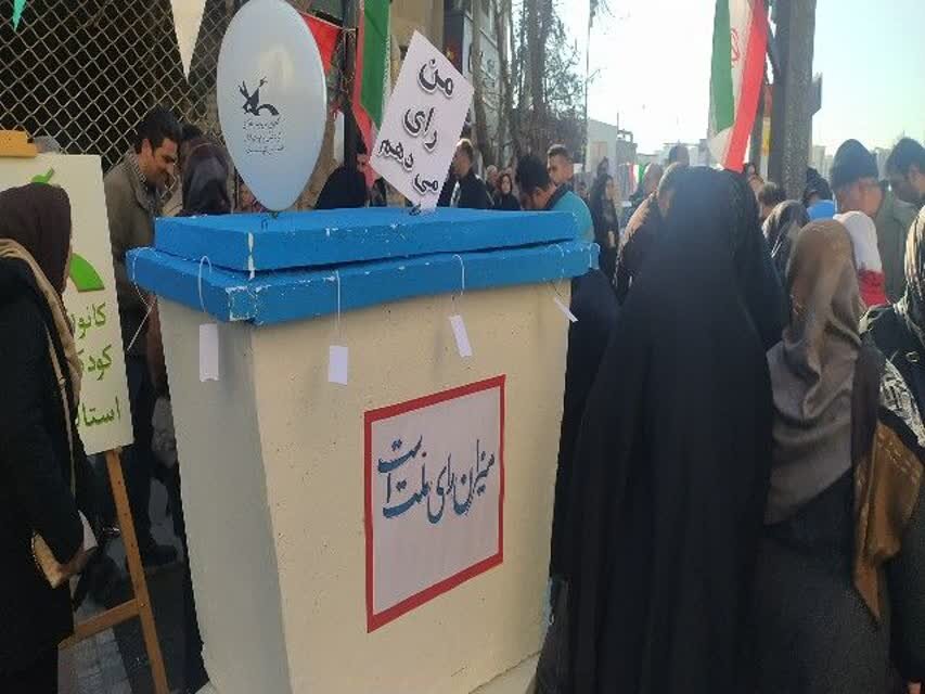 برپایی غرفه «پویش من رأی میدهم» در حاشیه راهپیمایی سنندج