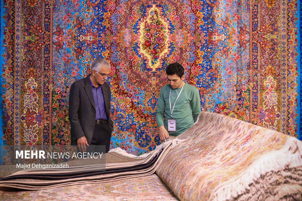 برپایی نمایشگاه فرش‌های دستباف قدیمی در خانه کُردسنندج