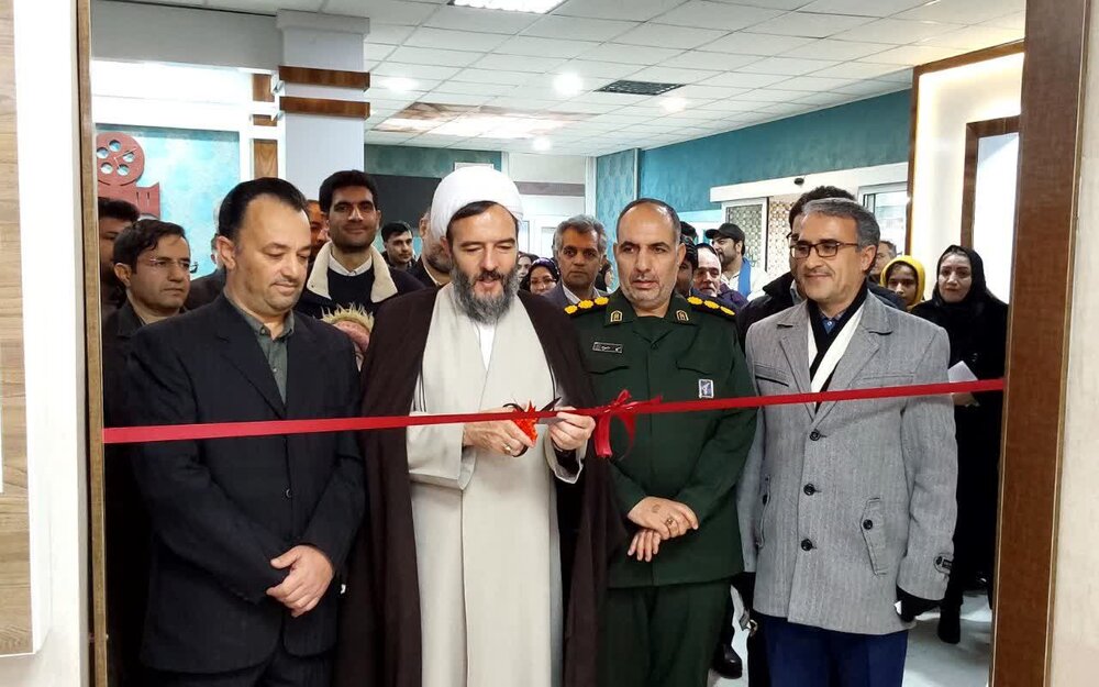 برپایی نمایشگاه هنرهای تجسمی در گالری مهر پردیس سینما آزادیبیجار