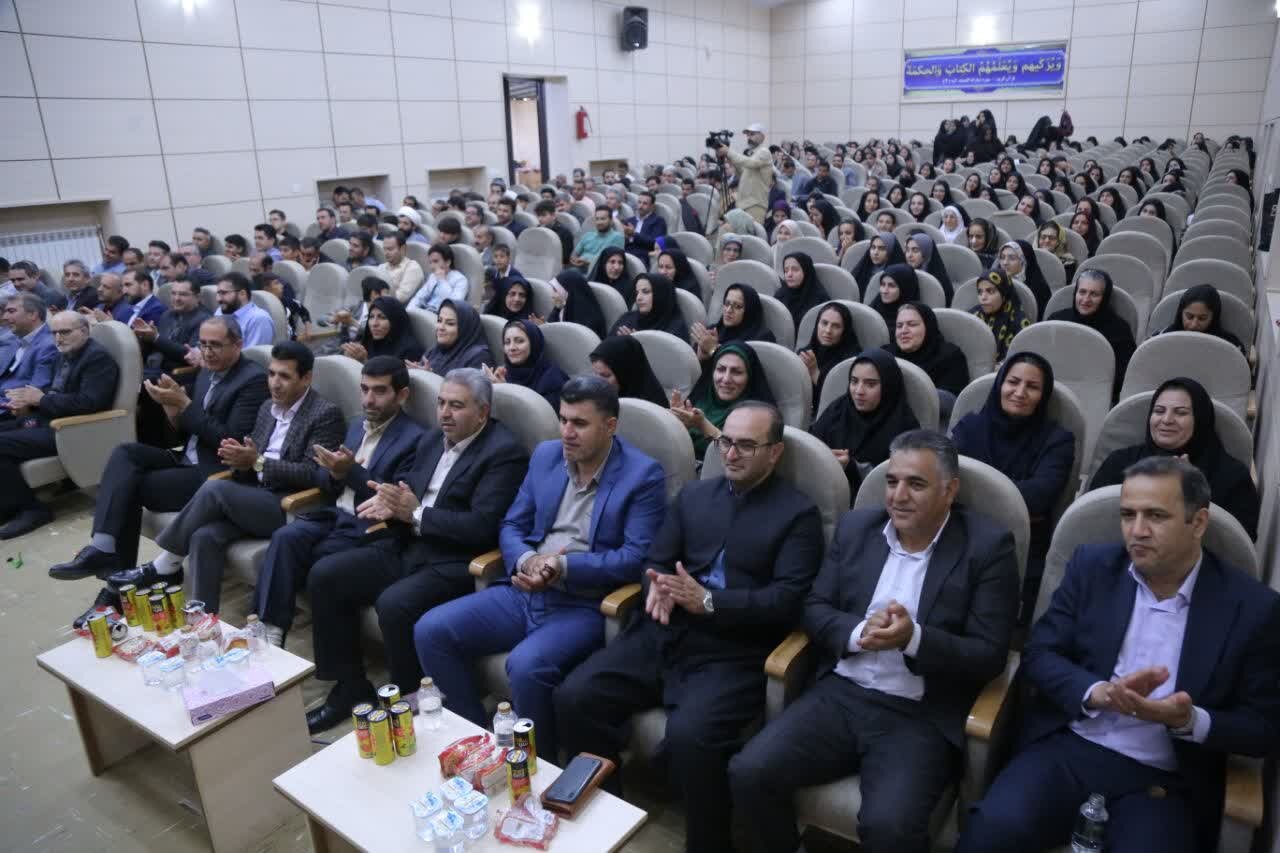 برگزاری اجلاسیه نماز دانش‌آموزی با تجلیل از فعالان این عرصه در سنندج