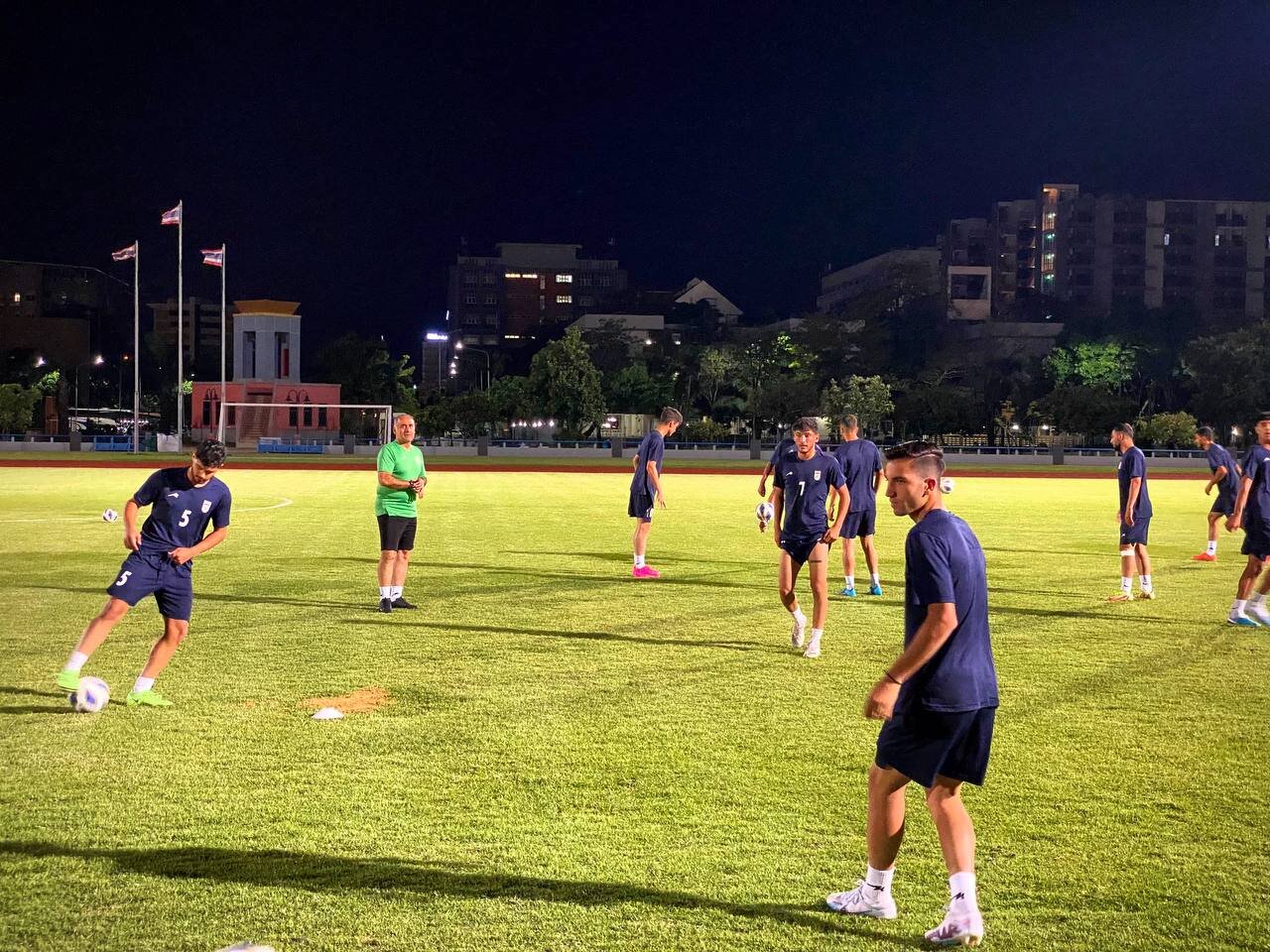 برگزاری تمرین نوجوانان در هوای مطبوع بانکوک