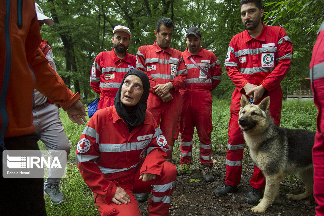 برگزاری دورههای بینالمللی برای سرمربیان و سگهای زنده یاب هلال احمر