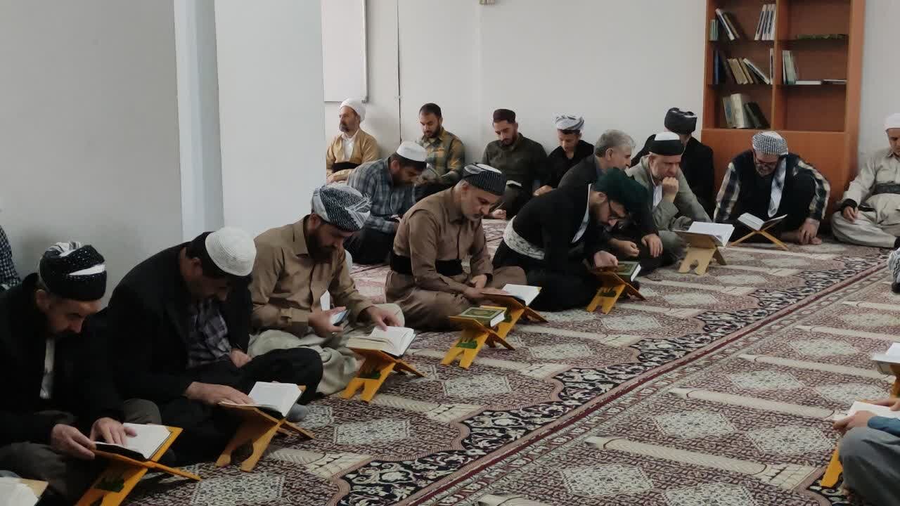 برگزاری محفل انس با قرآن در جوار بقعه متبرکه امامزاده پیرعمر(ع) سنندج