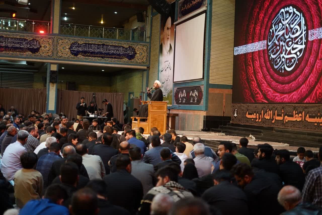 برگزاری مراسم عزاداری شب شهادت امام جعفر صادق(ع) در
ارومیه