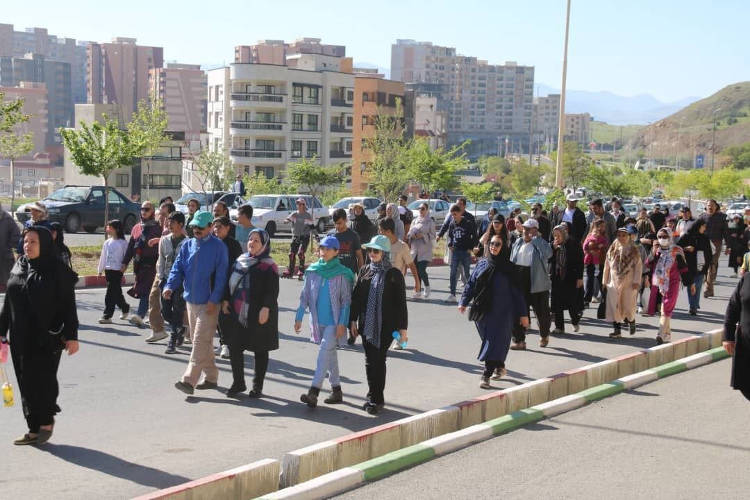 برگزاری همایش پیاده روی خانوادگی در سنندج